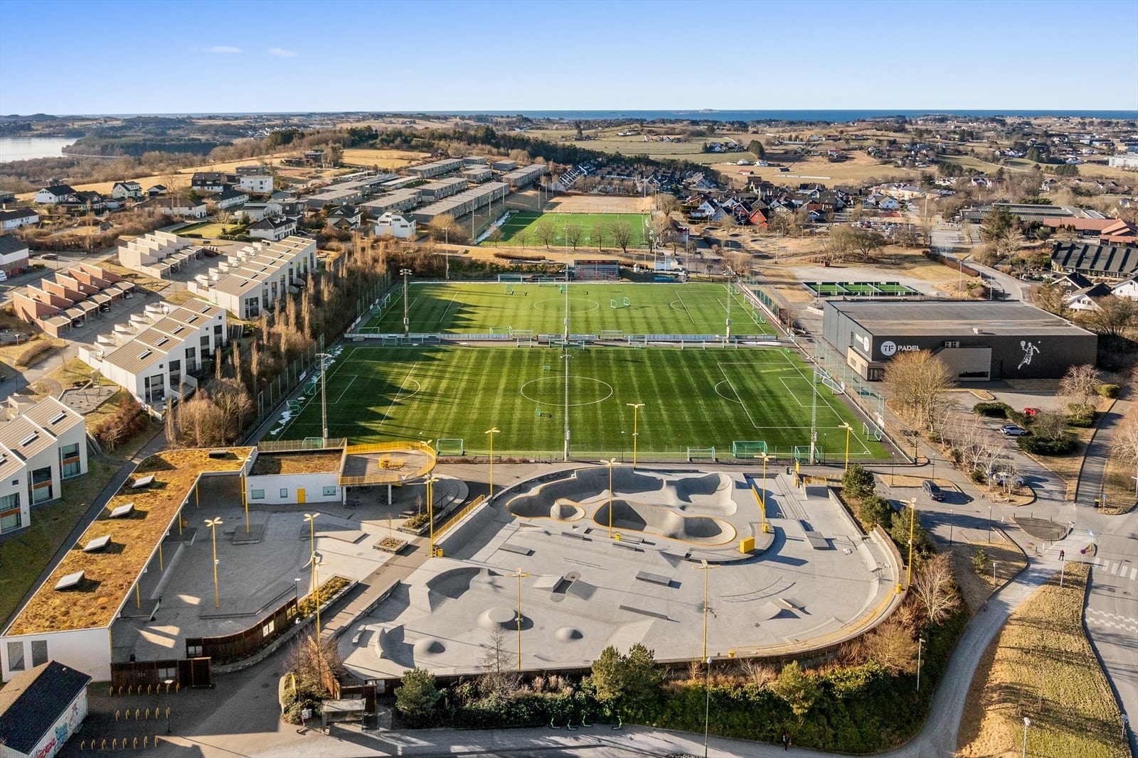 For barnefamilier er beliggenheten spesielt gunstig, med både barnehager, skoler og idrettsanlegg i kort avstand fra eiendommen. Dette gir en trygg og praktisk hverdag med korte reiseveier for både små og store. Galleribilde