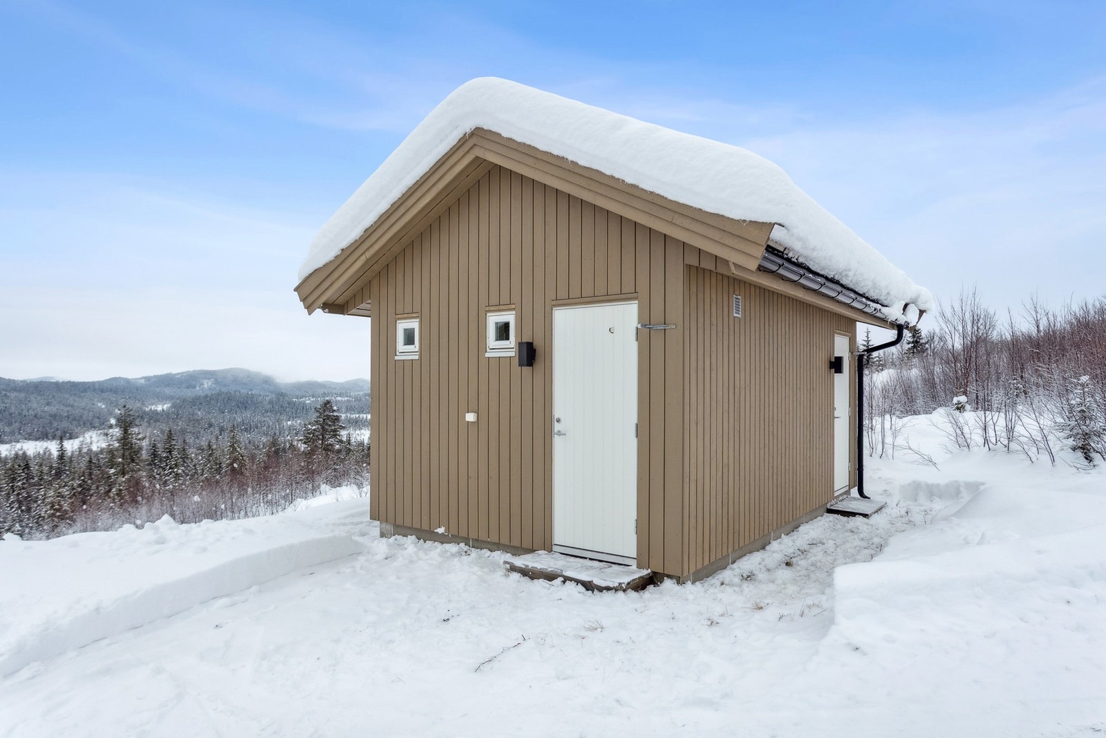 Annekset er oppført i 2018 og er arkitektonisk utformet i samme stil som hovedhytten med stående trekledning og torvtekket tak. Galleribilde