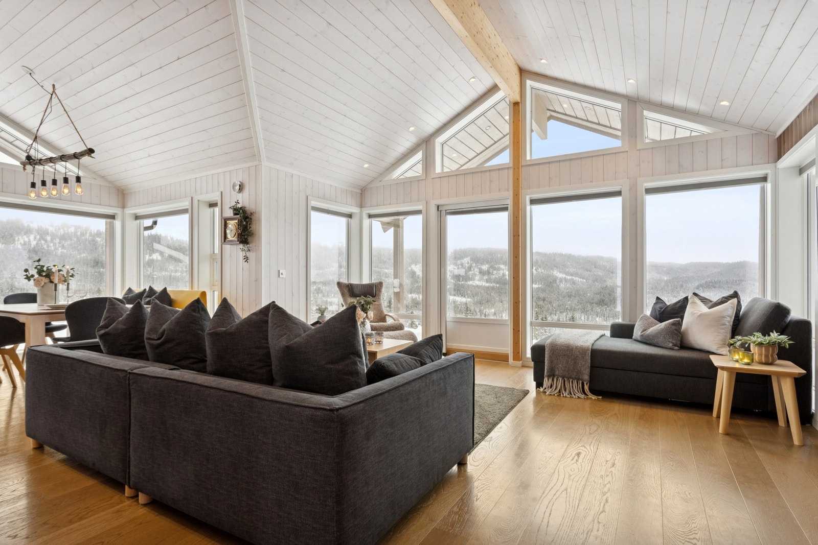 Store vindusflater slipper inn rikelig med naturlig lys og skaper en sømløs overgang mellom inne- og uteområdet. Galleribilde