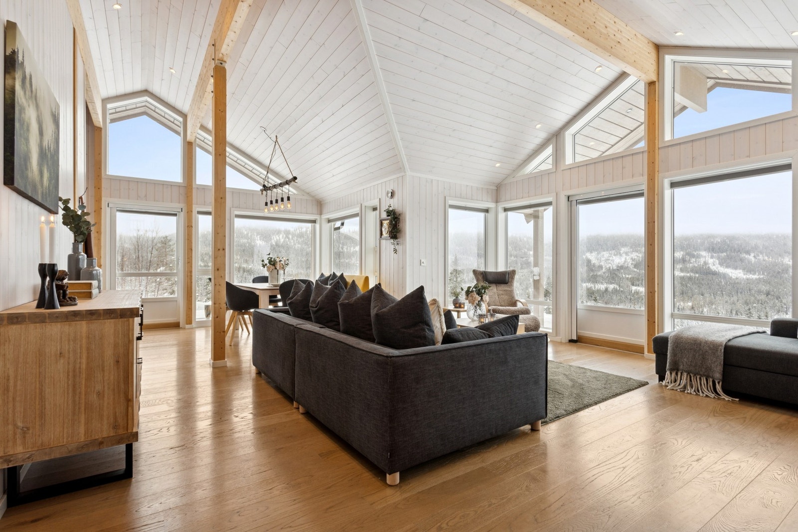 Fritidsboligen byr på en lys og luftig stue med en åpen og innbydende atmosfære. Galleribilde