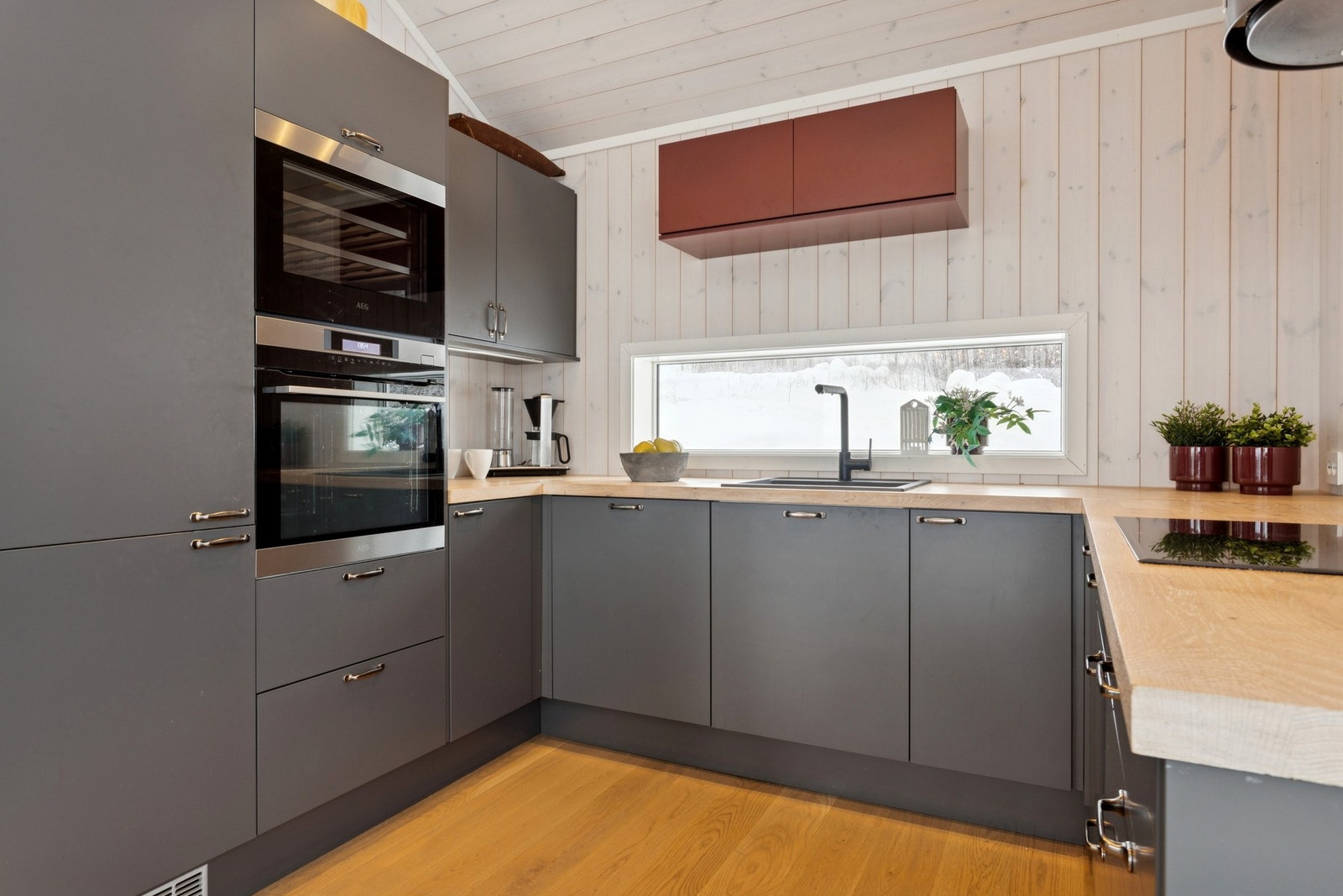 Kjøkkenet har en åpen og sosial løsning mot stuen, noe som skaper en naturlig flyt mellom matlaging og oppholdsrom. Galleribilde