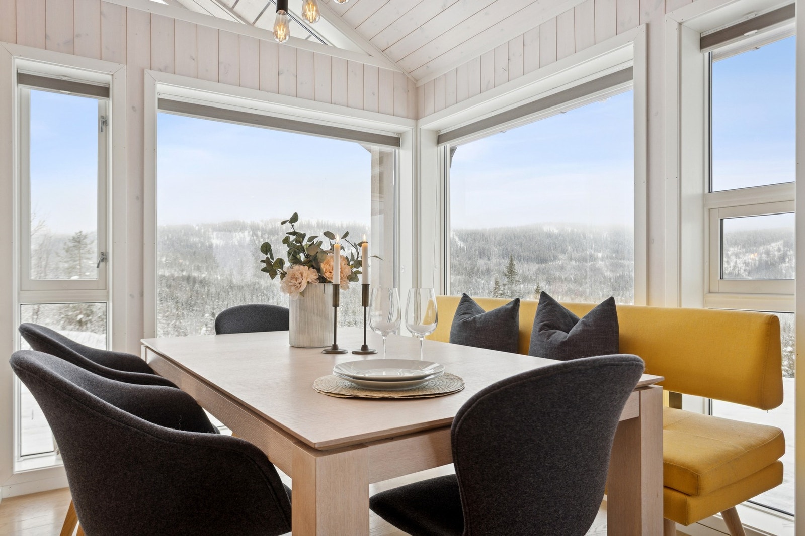 Store vindusflater på to sider gir rikelig med naturlig lys og skaper en lys og innbydende atmosfære. Her kan du nyte gode måltider med flott utsikt som en naturlig del av opplevelsen. Galleribilde