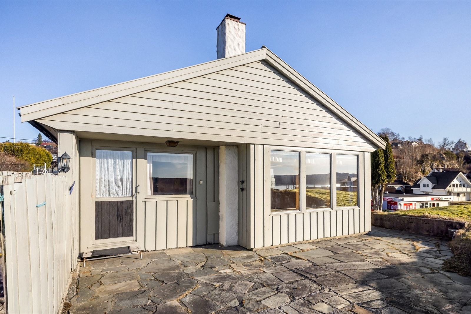 Solrik uteplass belagt med skiferheller. Galleribilde