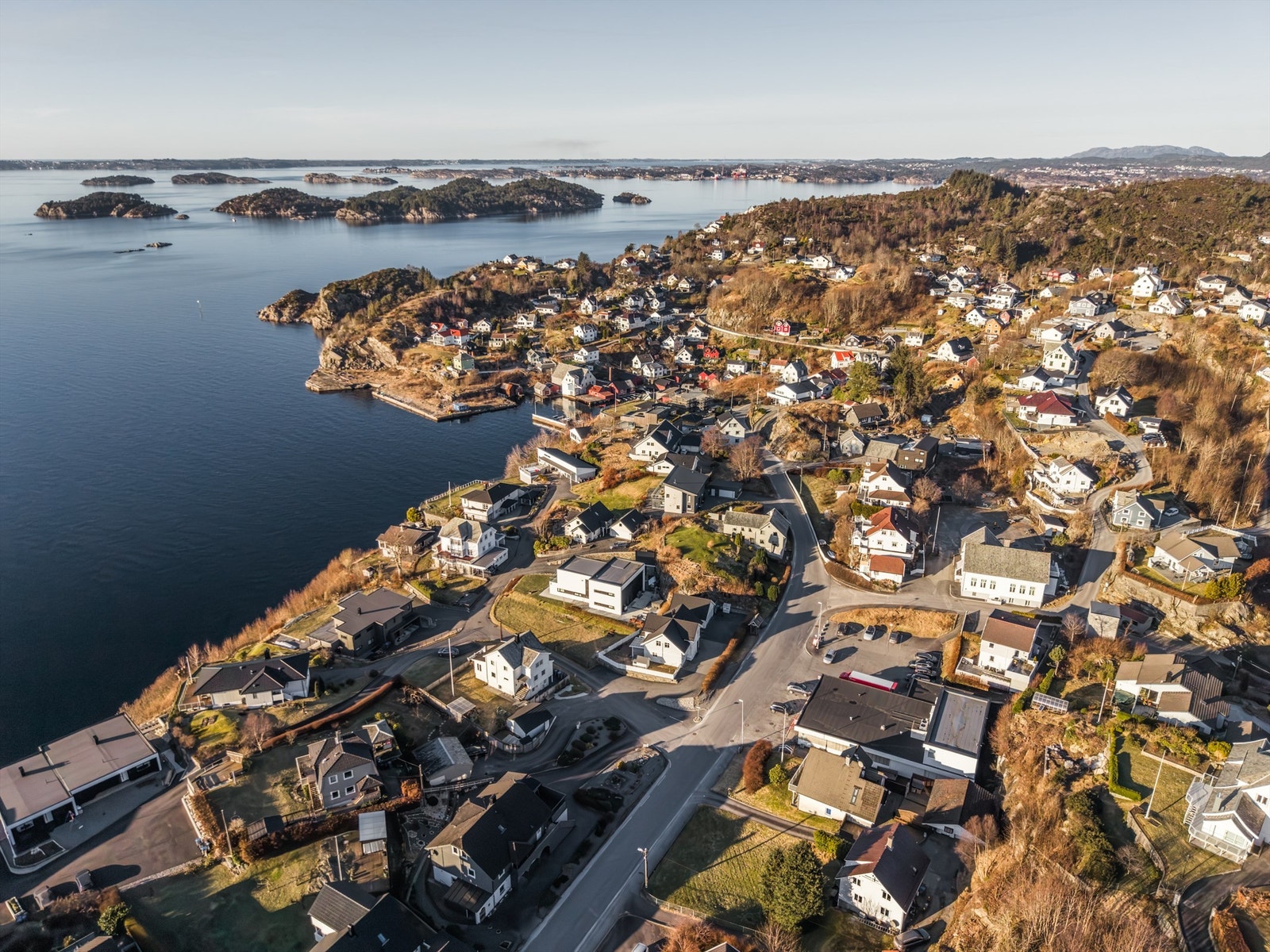 Boligen ligger høyt og fritt til med solrik beliggenhet i tillegg til nydelige utsiktsforhold over sjø både sør- og vestover. Kort gangavstand til Follesevågen. Galleribilde