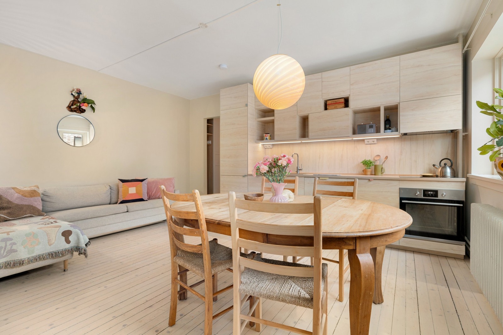 Kjøkkenet ligger i en fin og sosial åpen løsning med stuen. Galleribilde