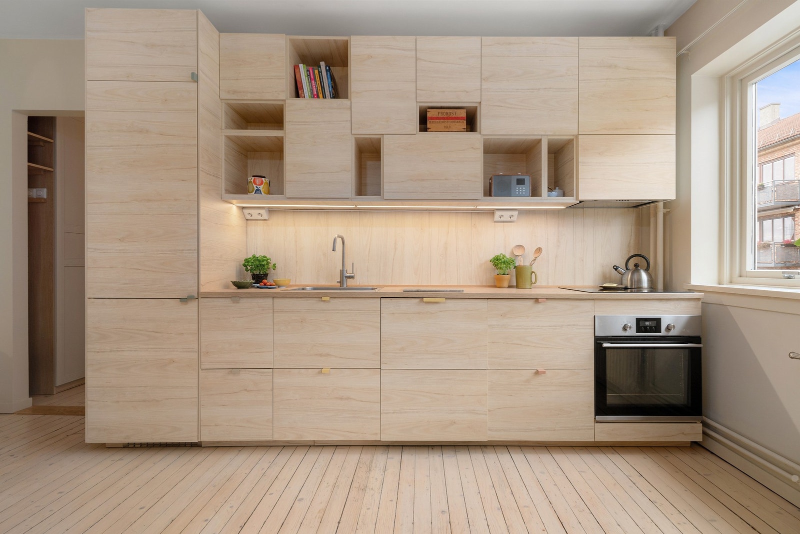 Tidsriktig og flott kjøkkeninnredning fra 2018 med god skap- og benkeplass. Innredningen har glatte fronter og laminert benkeplate med nedfelt oppvaskkum. Galleribilde