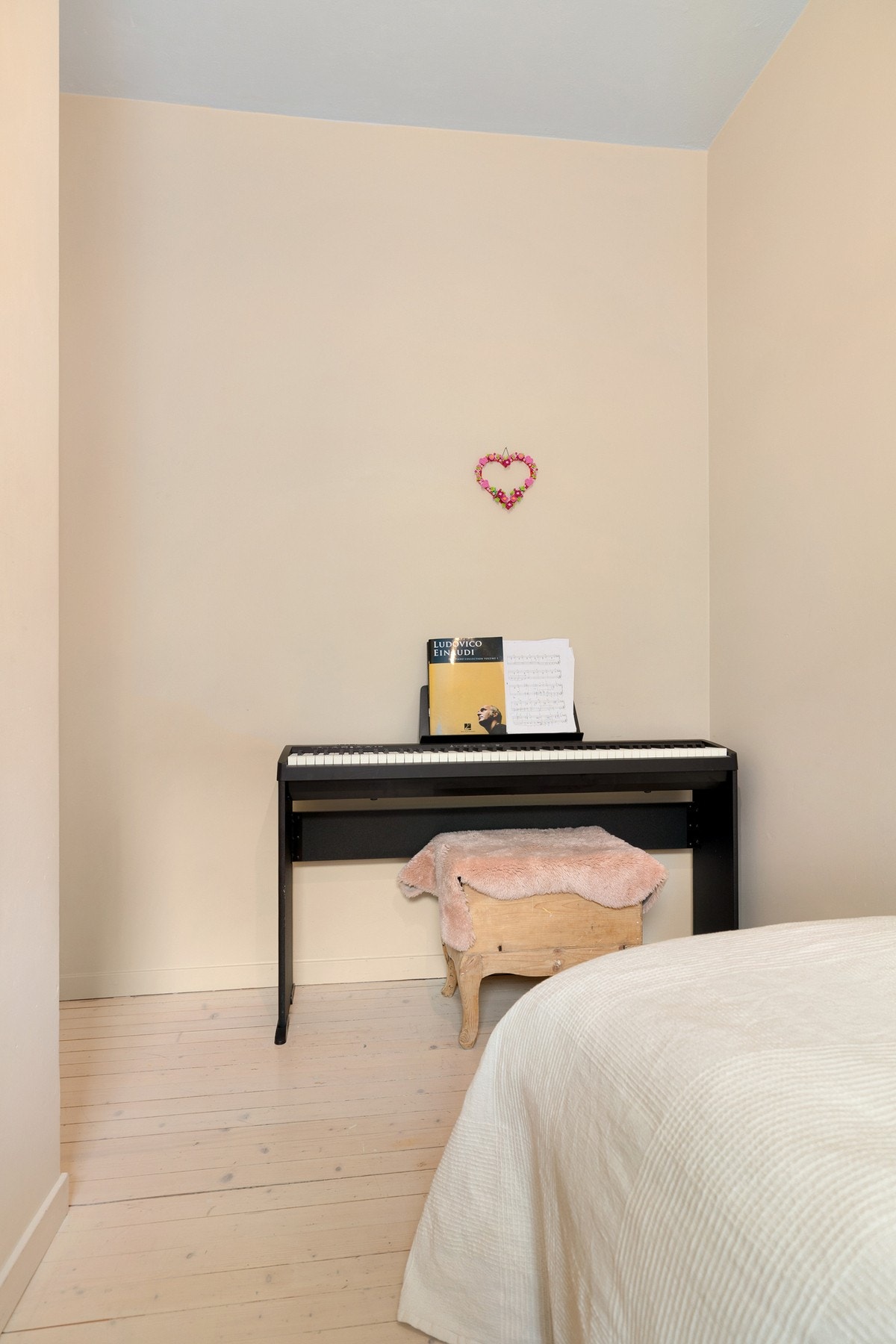 Soverommet har lyse originale tregulv, glatte overflater malt i en fin farge og blåmalt himling. Galleribilde