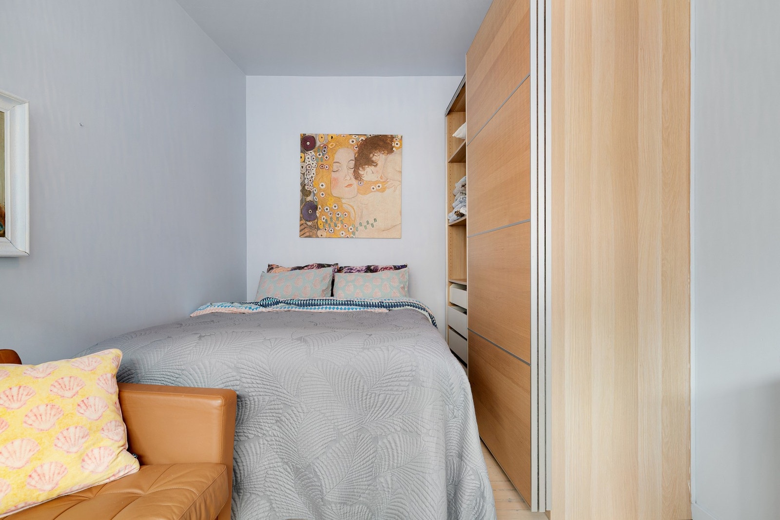 Innerst i rommet er det plass til dobbeltseng, samt god oppbevaringsplass i stor skyvedørsgarderobe. Galleribilde