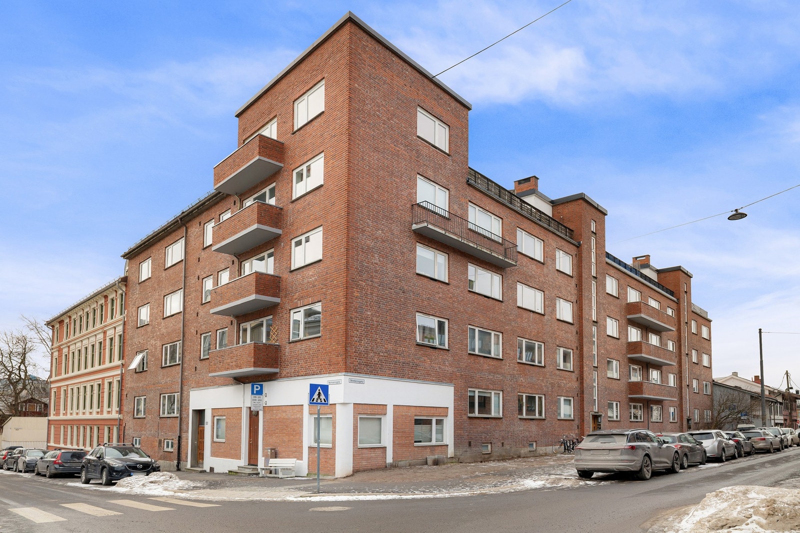 Leiligheten har en attraktiv beliggenhet på Kampen med flere parkanlegg og fine turmuligheter like utenfor døren. Samtidig finner man alt av servicetilbud i umiddelbar nærhet, og man har det urbane bylivet innen rekkevidde. Galleribilde