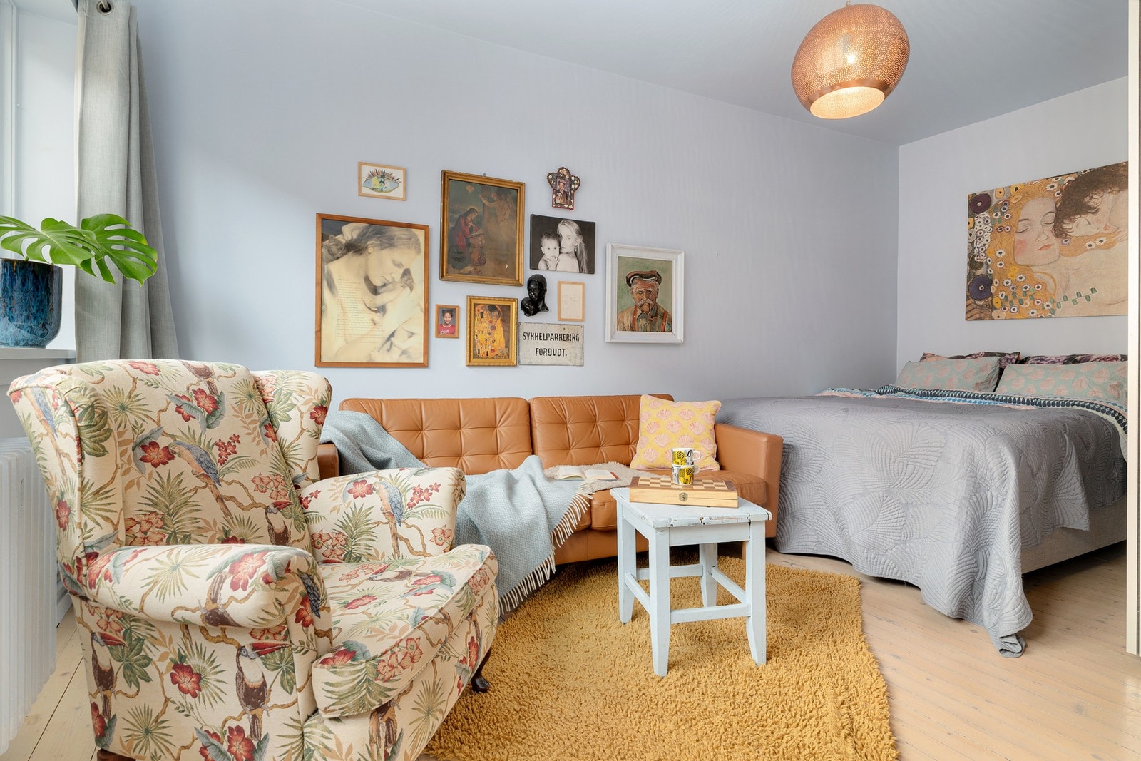 Soverom 1 er et fint rom av god størrelse. Det er flotte originale tregulv og glatte overflater malt i en nydelig lys blåfarge. Galleribilde