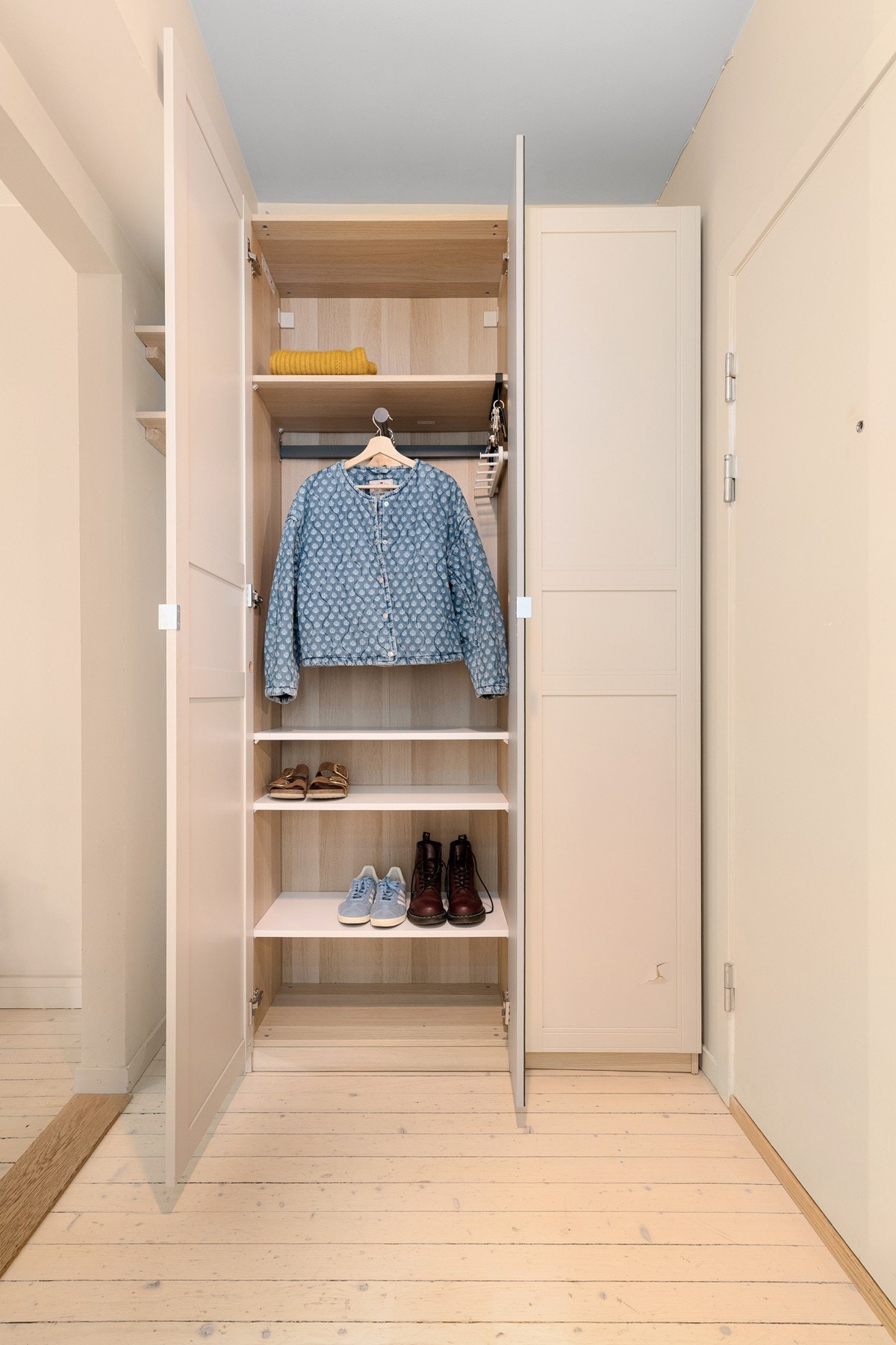 I entréen har du plass til sko og yttertøy i medfølgende garderobeskap. Galleribilde