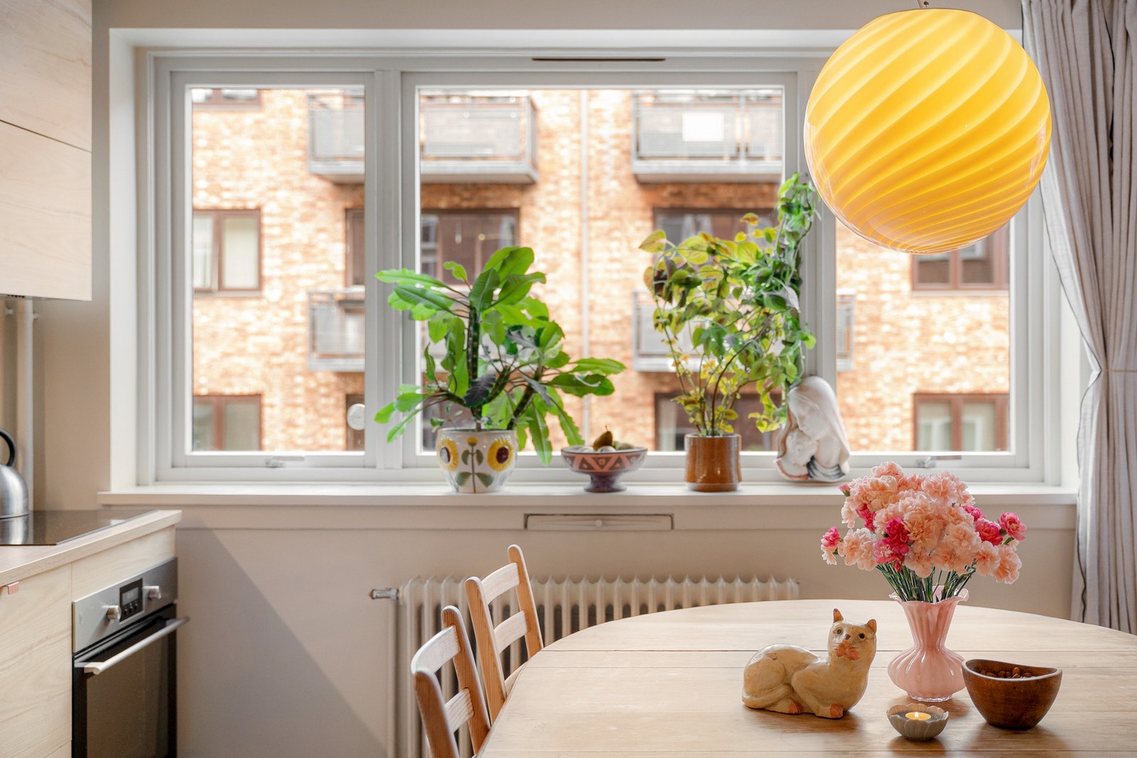 Beliggenheten i byggets 3. etasje med store vindusflater sørger for rikelig med naturlig lys. Galleribilde