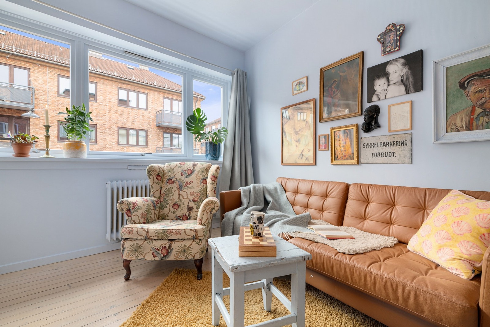 Soverommet har store vindusflater og god takhøyde på ca. 2,66 meter som gir en luftig romfølelse. Galleribilde