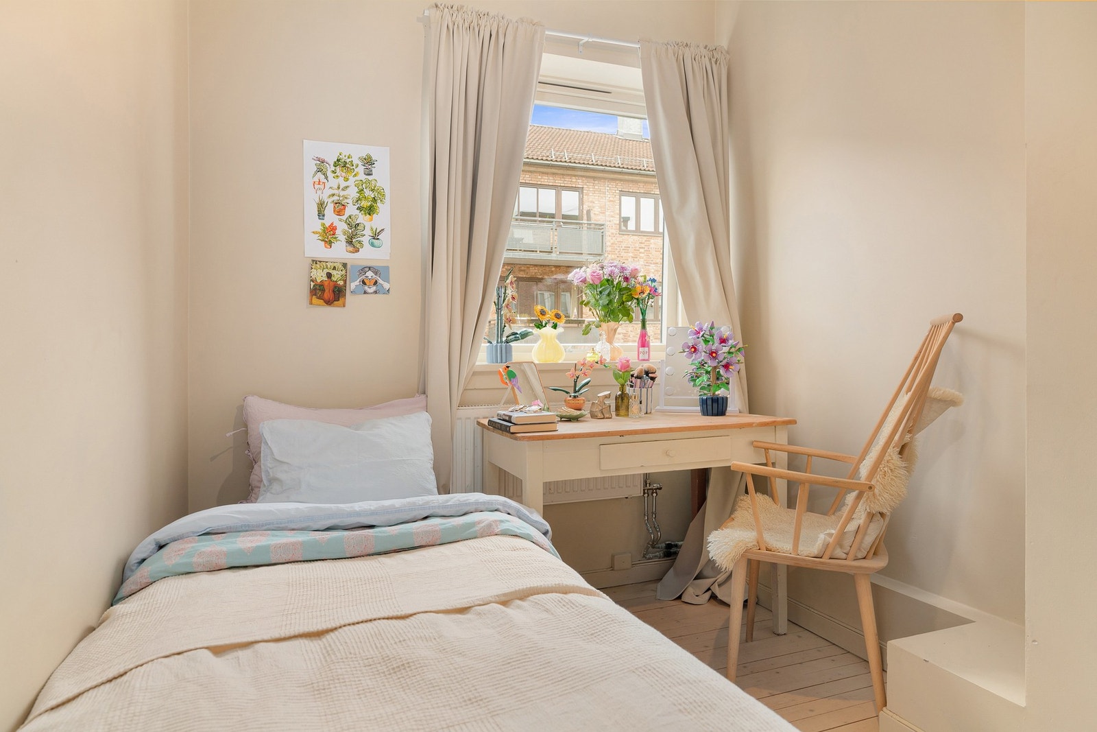 På soverommet er det plass til seng, kontorpult og kommode eller skap. Galleribilde