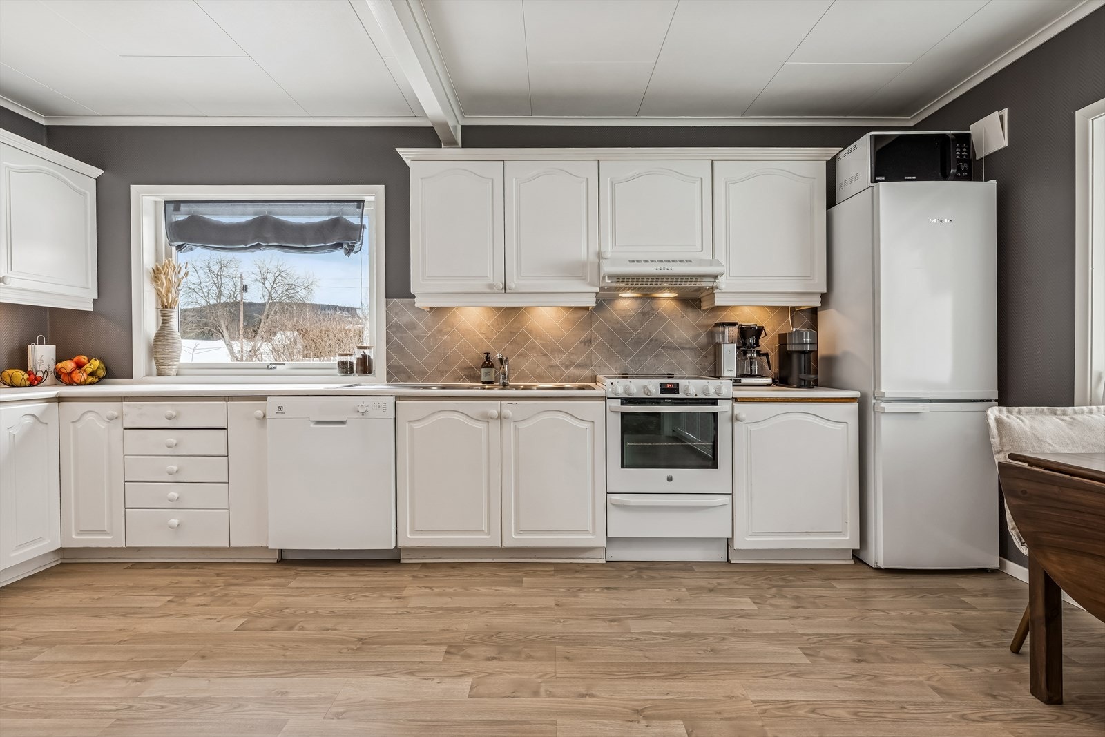 Innredningen har plass for frittstående hvitevarer og har opplegg for oppvaskmaskin. Galleribilde