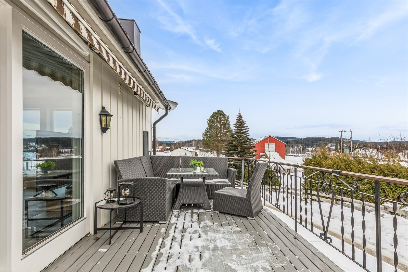 Terrassen på 12 m² har god plass til en sittegruppe og trapp ned til hagen. Terrassemarkise. Galleribilde