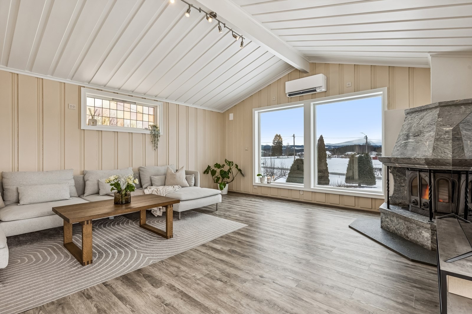 Stuen er romslig og har en plassbygget peis i kleberstein som gir god varme. Galleribilde