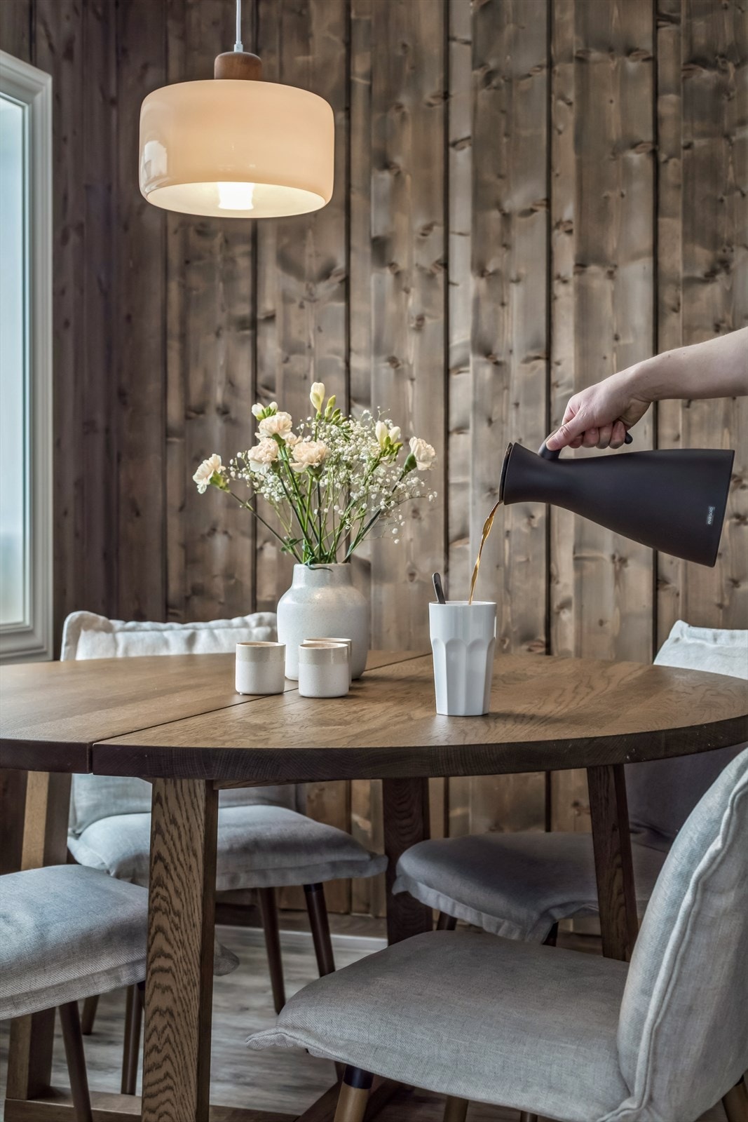 Overflatene i spisestuen ble oppgradert i 2023, og rommet er klart for hyggelige sammenkomster. Galleribilde