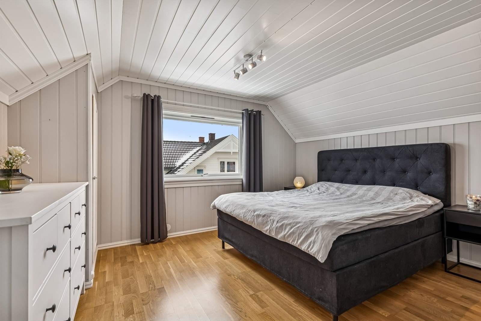 Det ene av to soverom i andre etasje, med eikeparkett på gulvet. Galleribilde