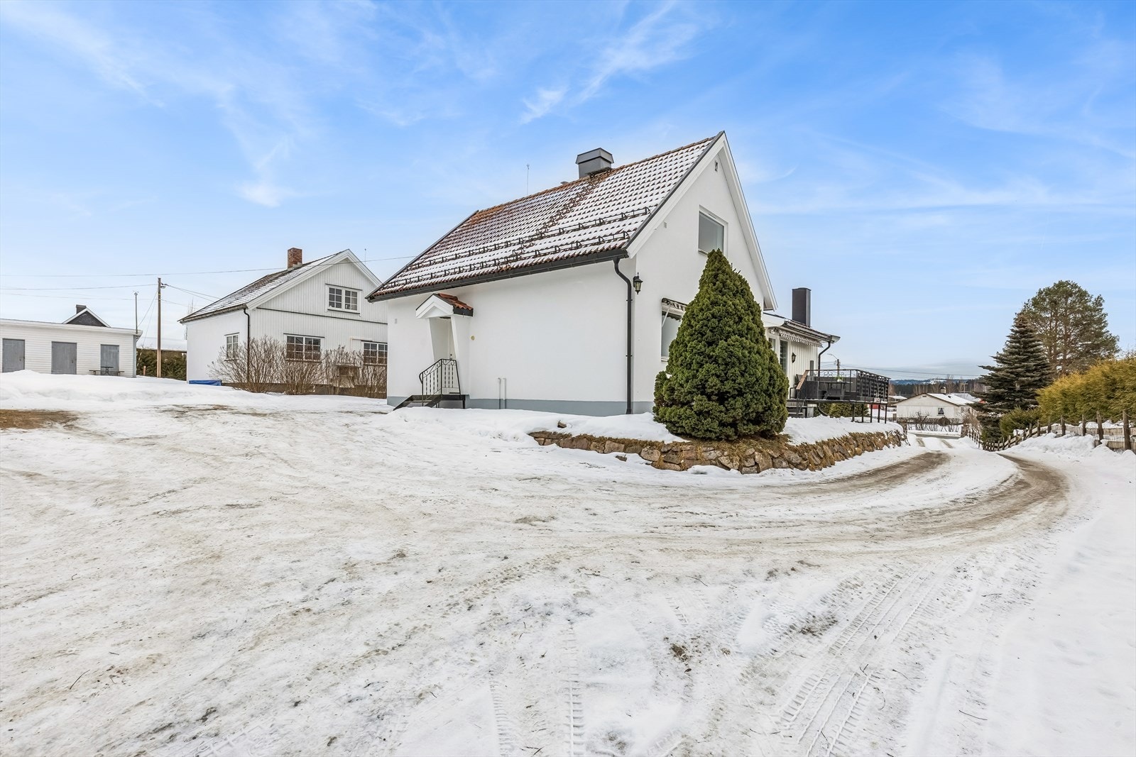 Eiendommen har gruset adkomstvei og gode parkeringsmuligheter. Galleribilde