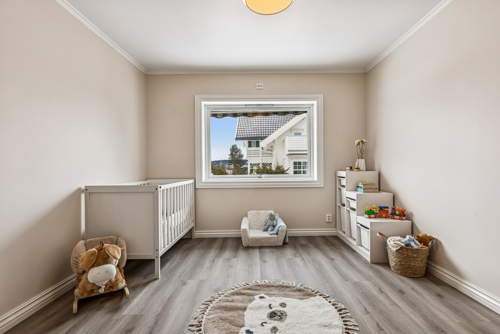 I første etasje finnes et praktisk soverom med oppgraderte overflater. Galleribilde