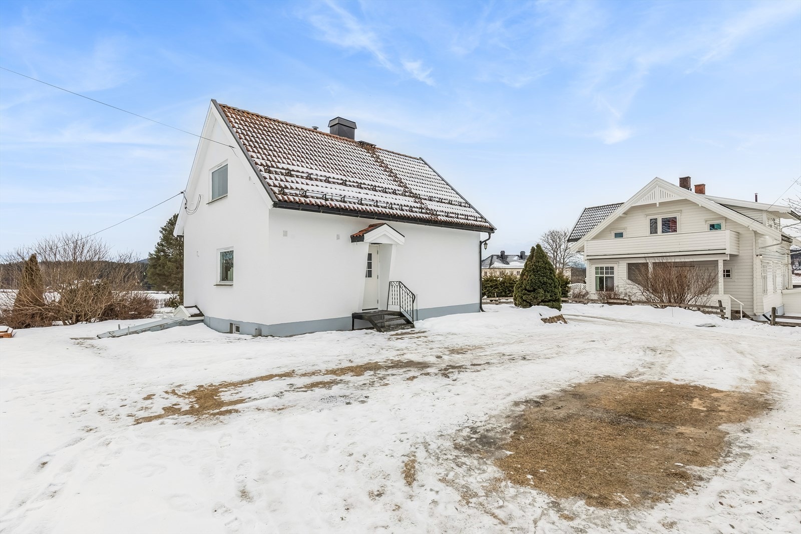 Husets fasade ble malt i 2023, noe som gir et velholdt og innbydende inntrykk. Galleribilde