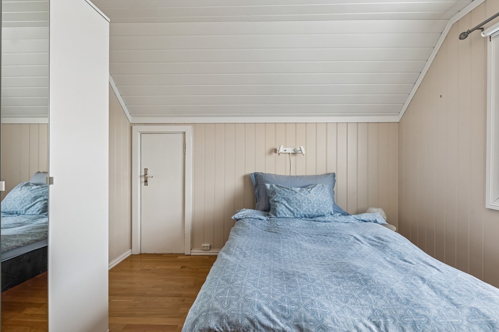 Soverom nummer 2 har lyse overflater og gode møbleringsmuligheter. Galleribilde