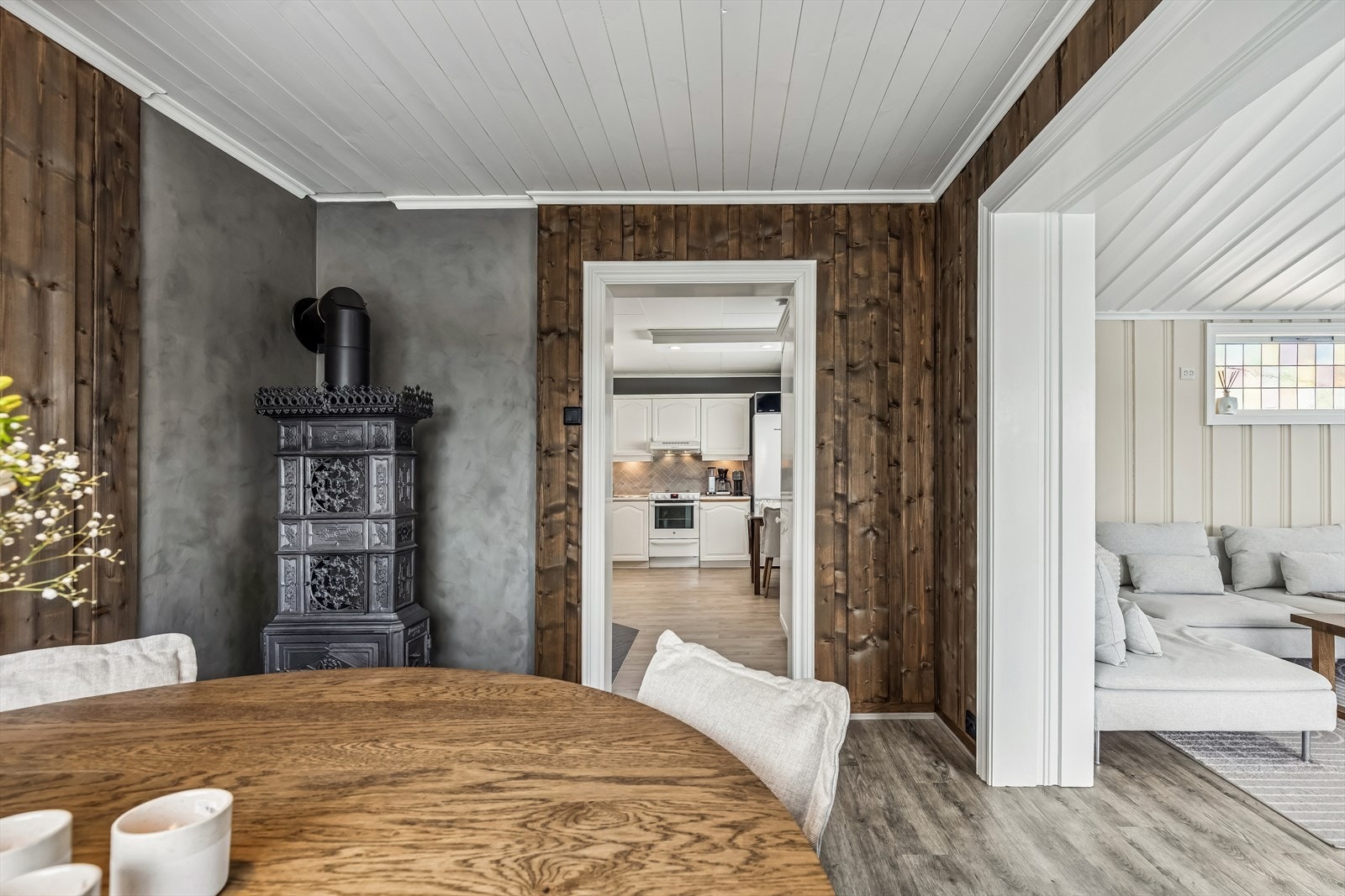 Spisestuen fungerer som et bindeledd mellom stuen og kjøkkenet. Galleribilde