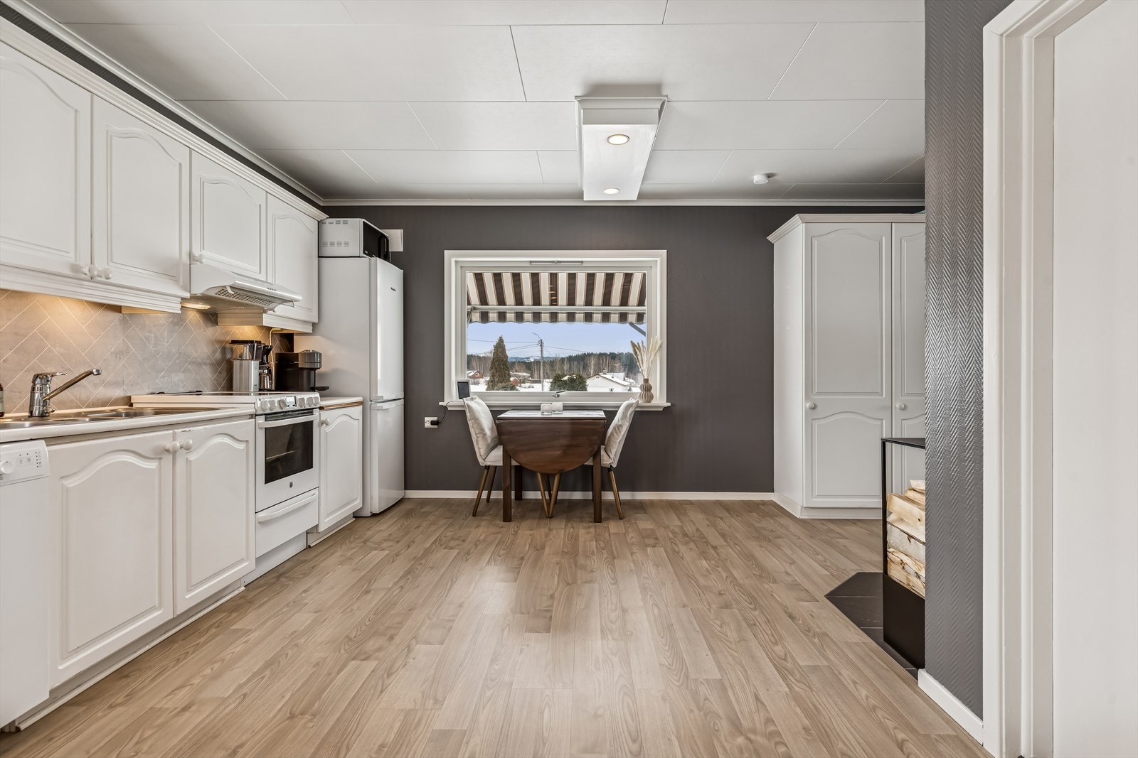 Det romslige kjøkkenet gir god plass til en egen spiseplass for de daglige måltidene. Galleribilde