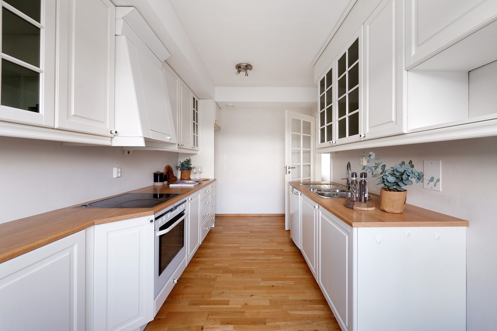 Kjøkkenet har god benkplass. Galleribilde