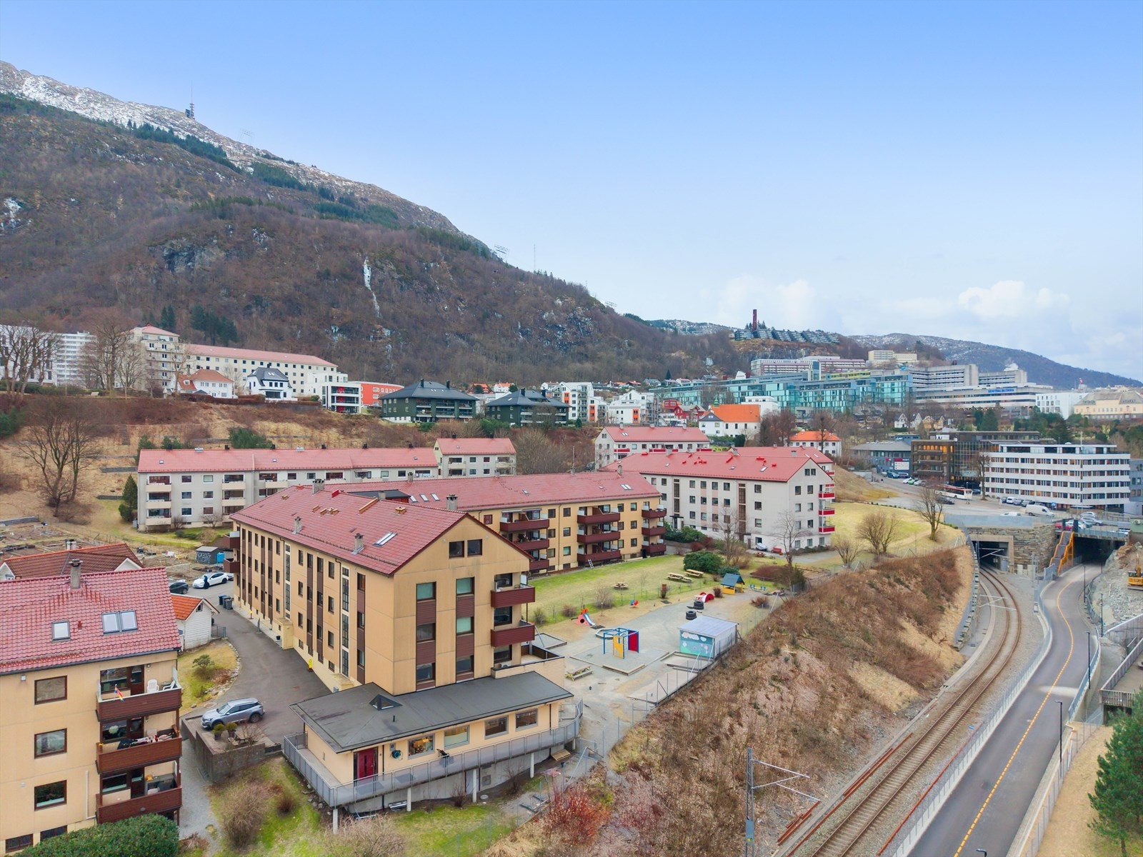 Leiligheten ligger også veldig godt plassert med tanke på utdanningsinstitusjoner som Høgskulen på Vestlandet (HVL), Odontologen, Kunst- og designhøgskolen i Bergen, BI og Universitetet i Bergen (UiB). Galleribilde