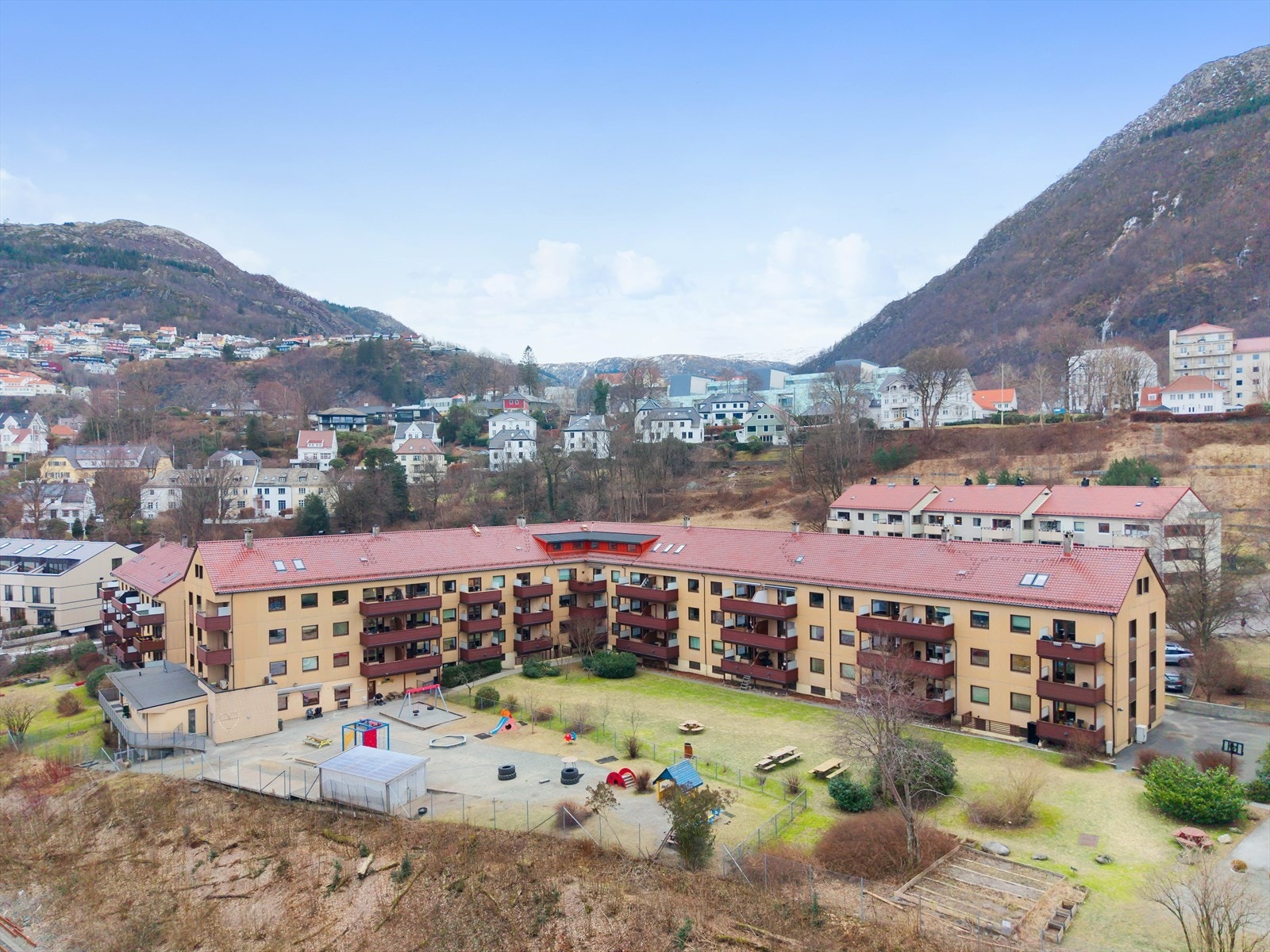 Det er kun få minutters gange fra leiligheten til store arbeidsplasser som Haukeland Universitetssykehus og Haraldsplass Sykehus. Galleribilde