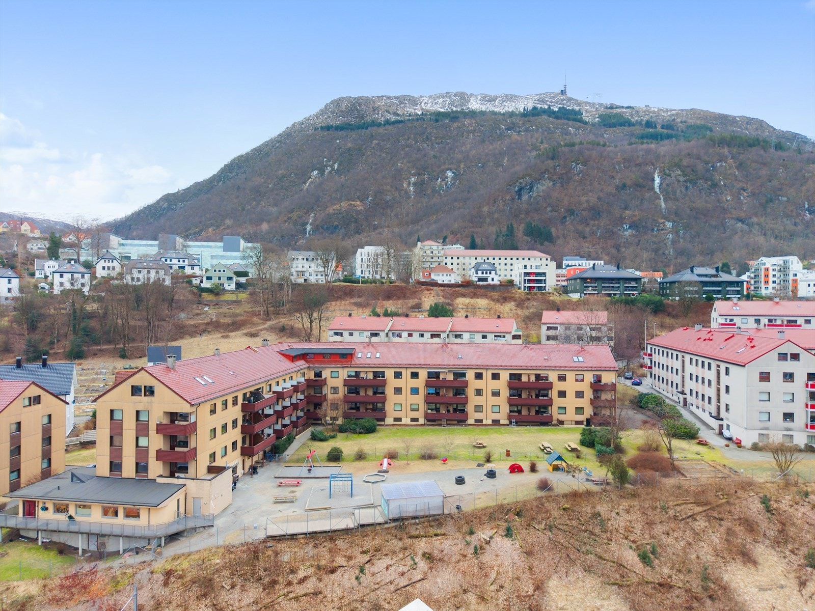 Det er ca. 5 min gange til Fløen bybanestopp som tar deg til Bergen sentrum og motgående kjøreretning Fyllingsdalen. Galleribilde