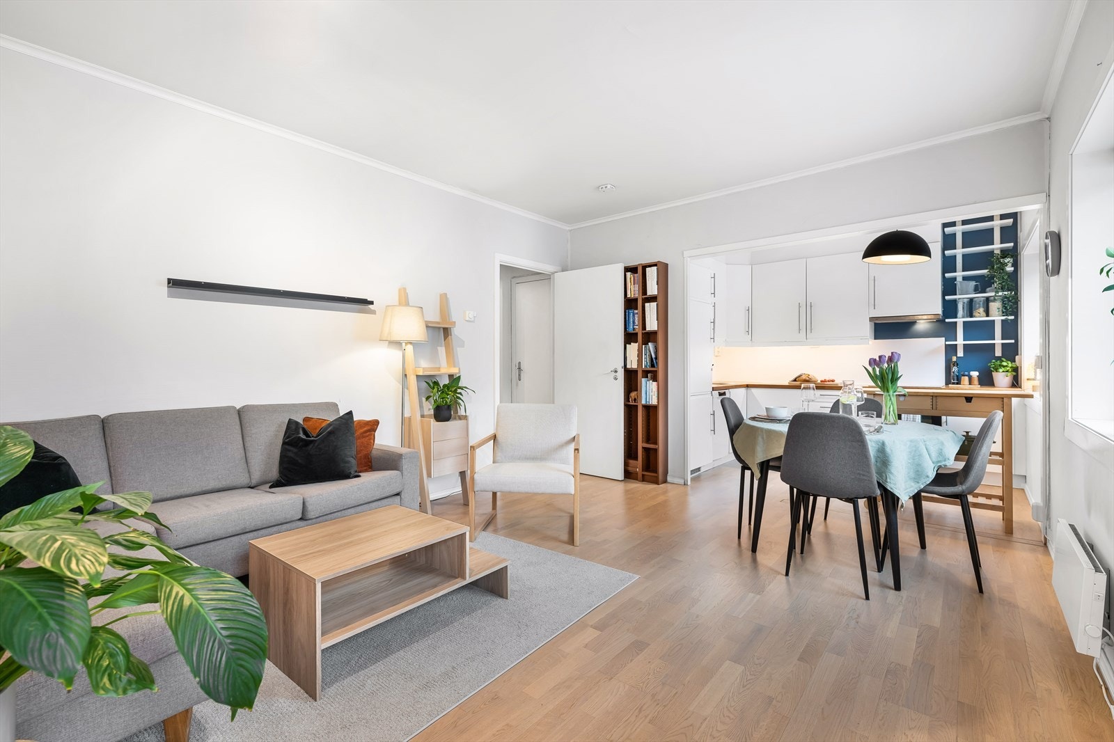 Åpen stue/kjøkken løsning bidrar til en luftig og sosial atmosfære. Galleribilde