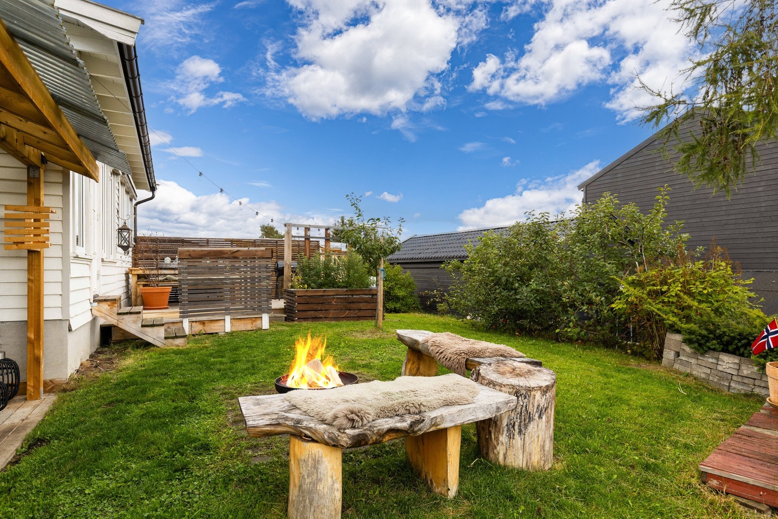 For barnefamilier er beliggenheten ideell. Det er trygg og kort vei til både Vestfossen barneskole og Vestfossen ungdomsskole. Området har også flere barnehager i nærheten, noe som gjør logistikken i en travel hverdag enkel. Galleribilde