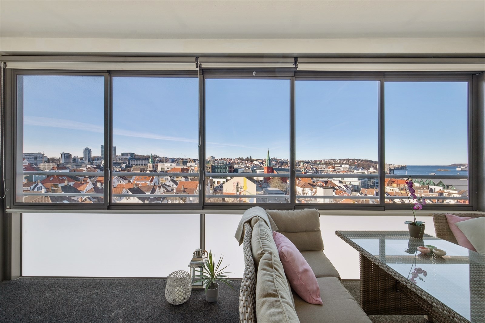 Balkongen er romslig og innglasset med ettermiddag- og kveldssol Galleribilde