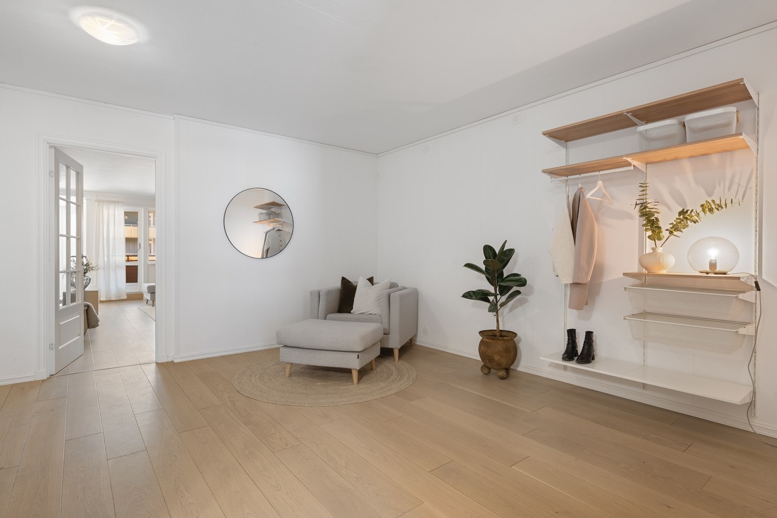 - Glassdøren gjør at man enkelt kan adskille entréen fra stuen - Galleribilde