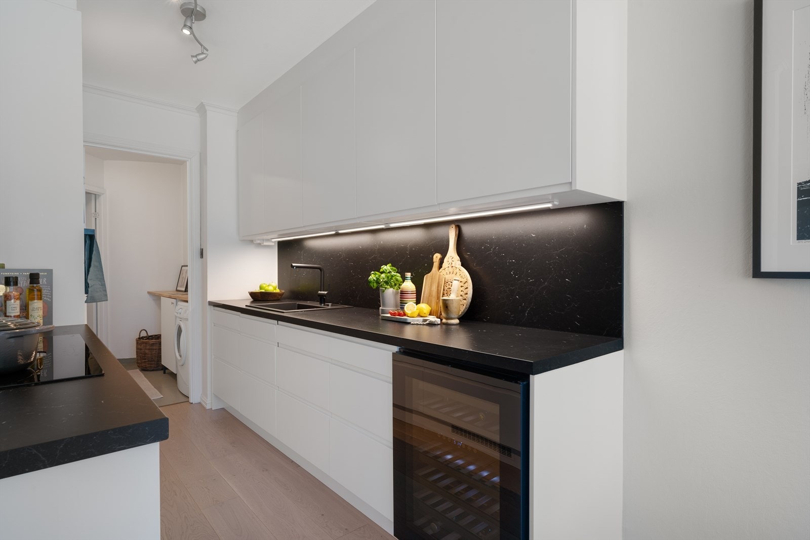 - Tidløs kjøkkeninnredning fra Epoq med slette fronter og benkeplate i laminat, nytt i 2021 - Galleribilde