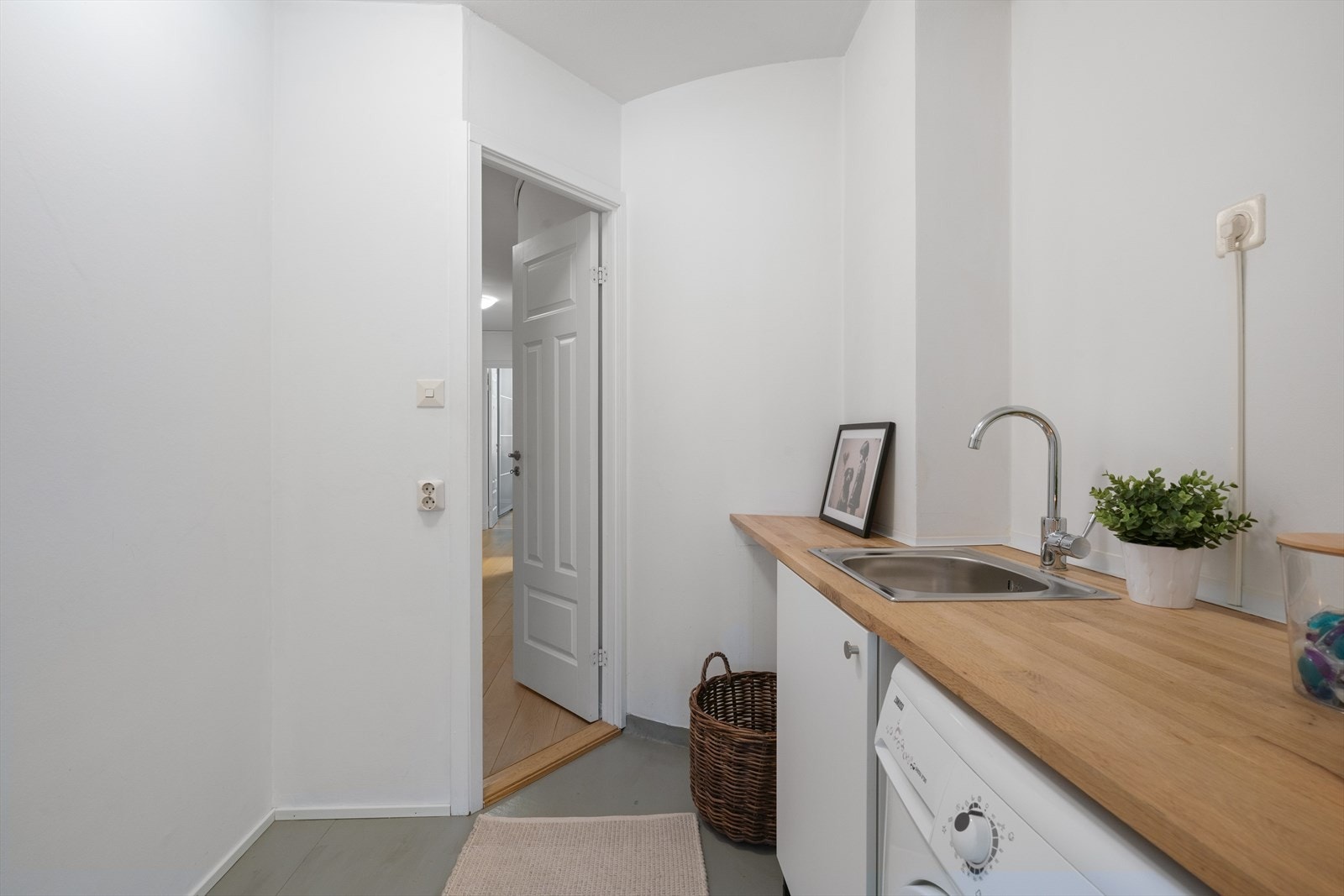 - Separat vaskerom med adkomst fra både kjøkken og entré - Galleribilde