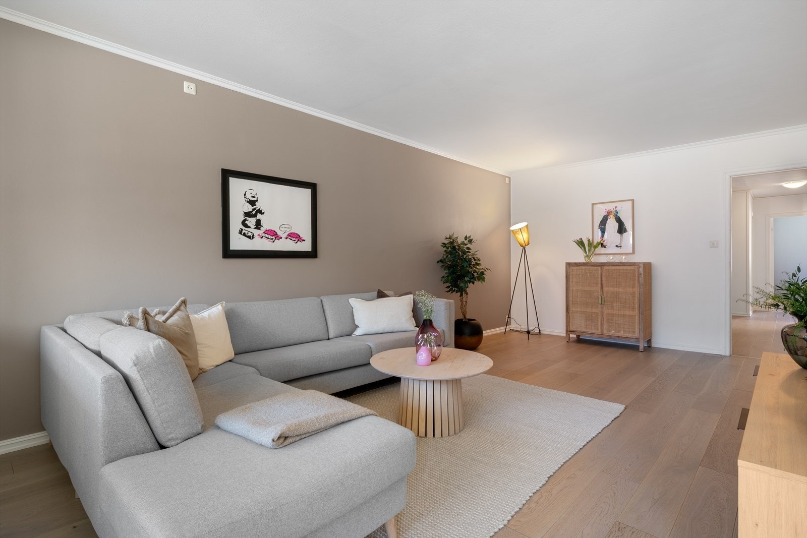 - Leiligheten er malt i lyse, delikate fargetoner som gjør det enkelt å sette sitt eget preg - Galleribilde