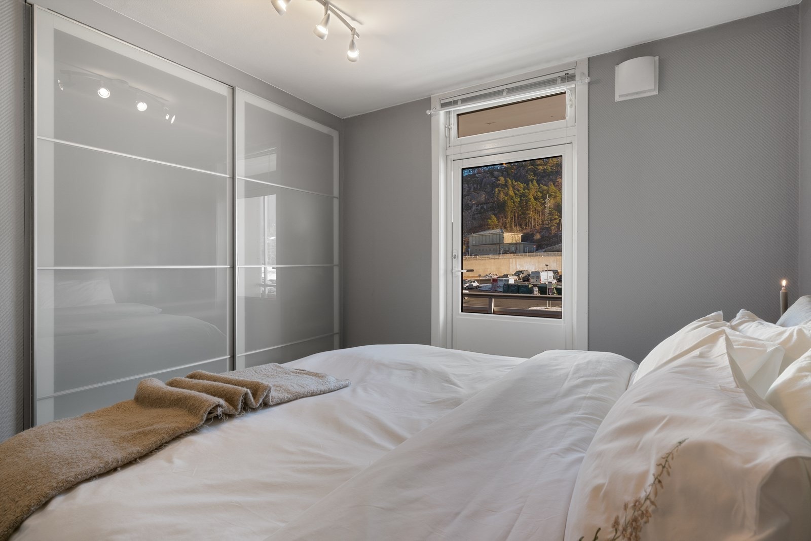 - Her er det en plassbygget garderobeløsning med god plass til klær - Galleribilde