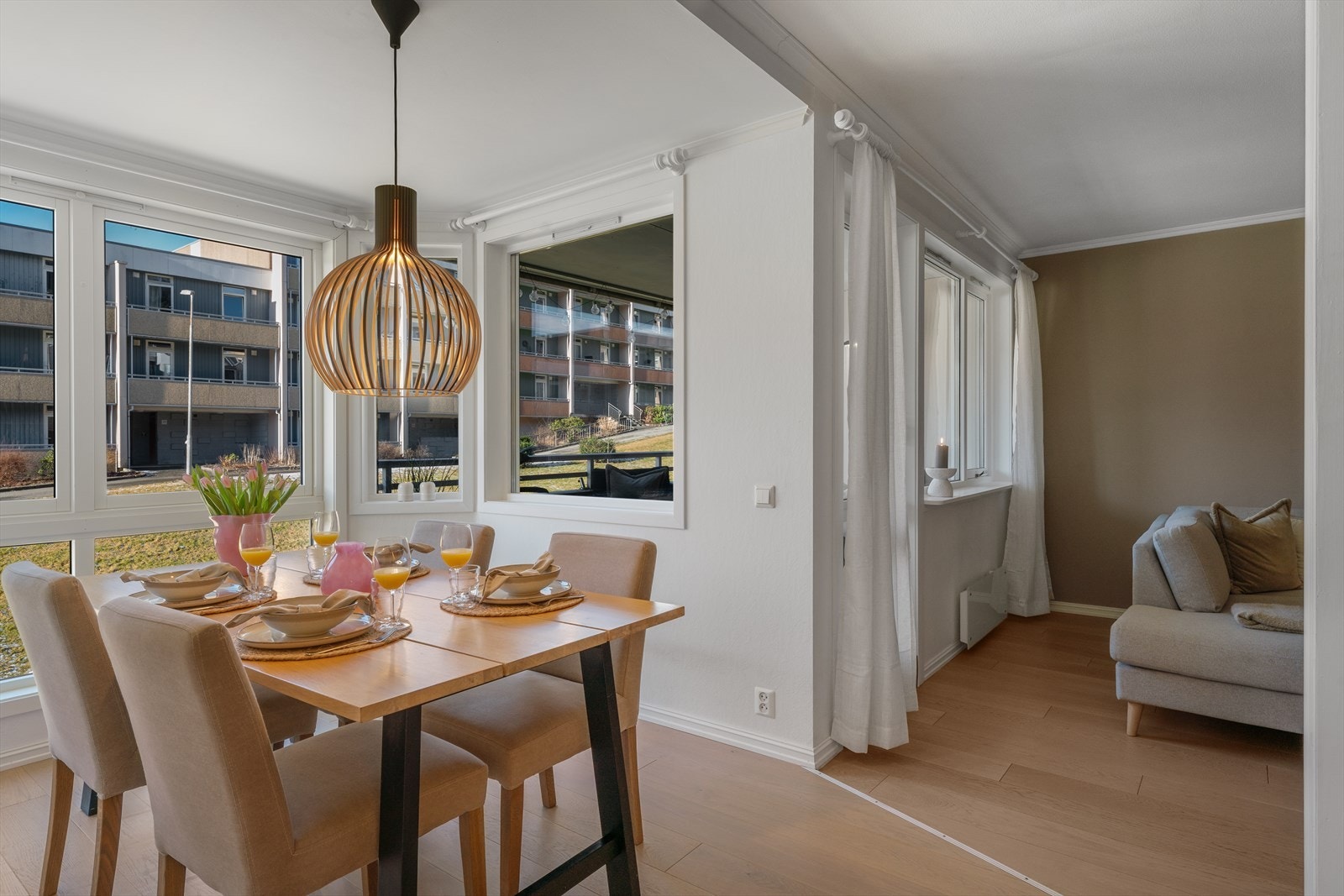 - De store vindusflatene sørger for rikelig med verdifullt lysinnslipp og en luftigere romfølelse. Vinduene i spisekroken ble skiftet i 2025 - Galleribilde