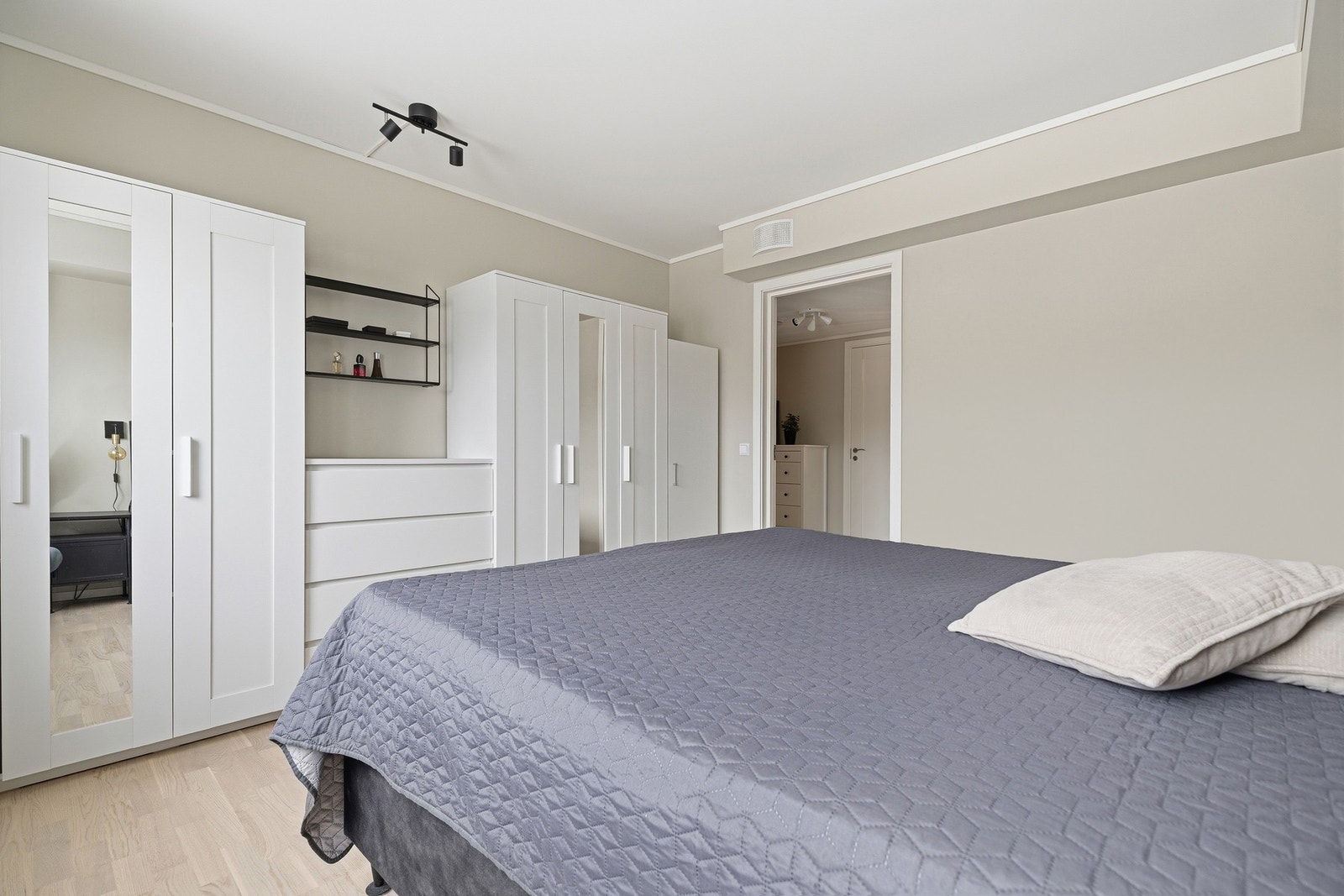 Her følger det med to garderobeskap Galleribilde