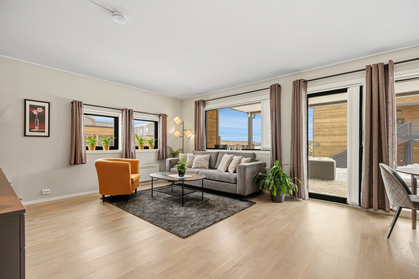 Leiligheten har blitt utstyrt med plisségardiner og solskjerming Galleribilde