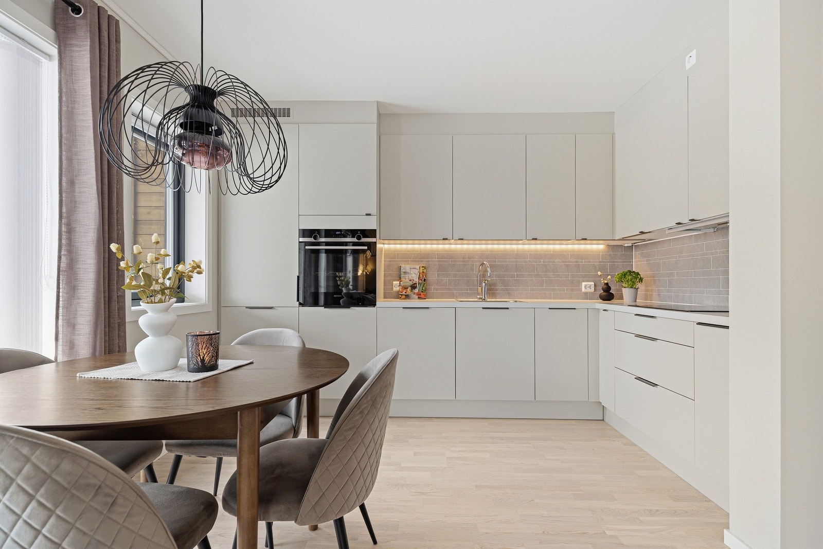 Stilig kjøkken med god skapplass. Her er det integrert stekeovn i fin arbeidshøyde, platetopp, oppvaskmaskin, kjøl/frys Galleribilde