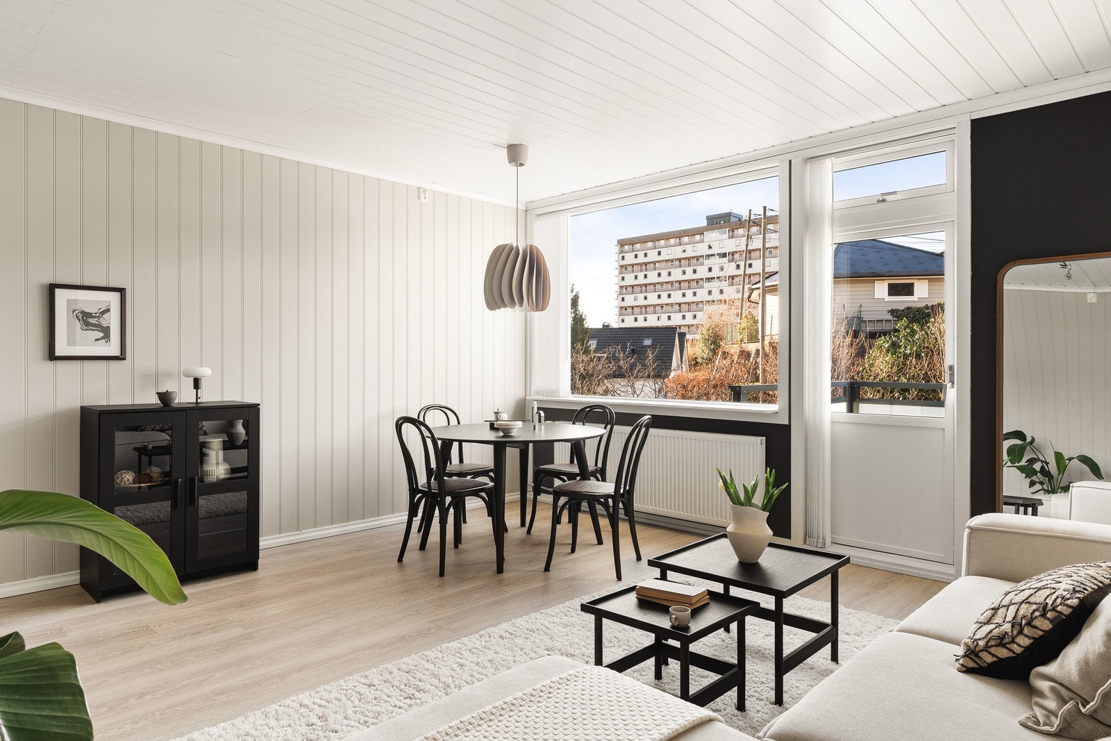 Stuen har store vindusflater for et godt og naturlig lysinnslipp. Galleribilde