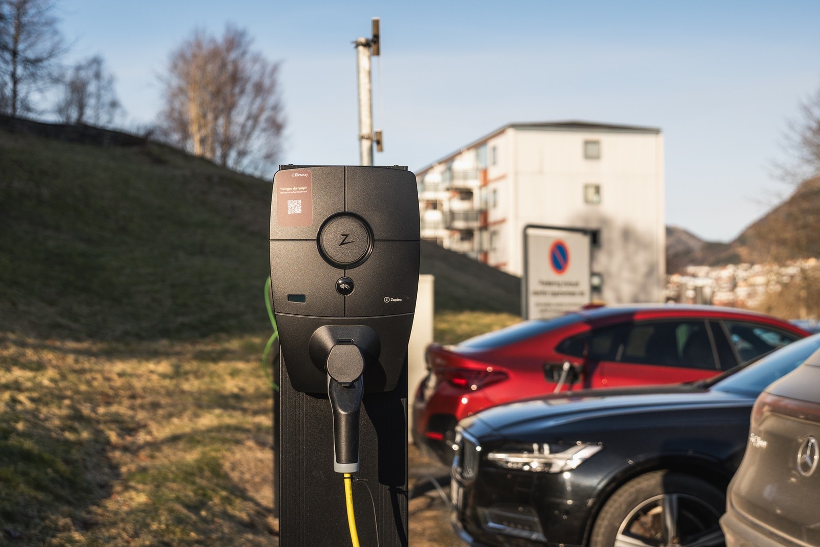 Borettslaget har flere parkeringsplasser ute og i garasje som tildeles etter venteliste og leie, samt 6 stk. ladepunkt. Galleribilde