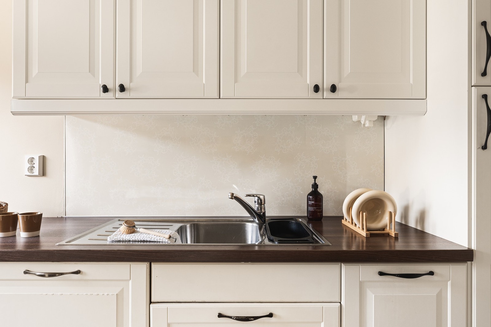 Her er det godt med oppbevaringsplass i skuffer og skap, samt arbeidsplass på benkeplaten. Galleribilde