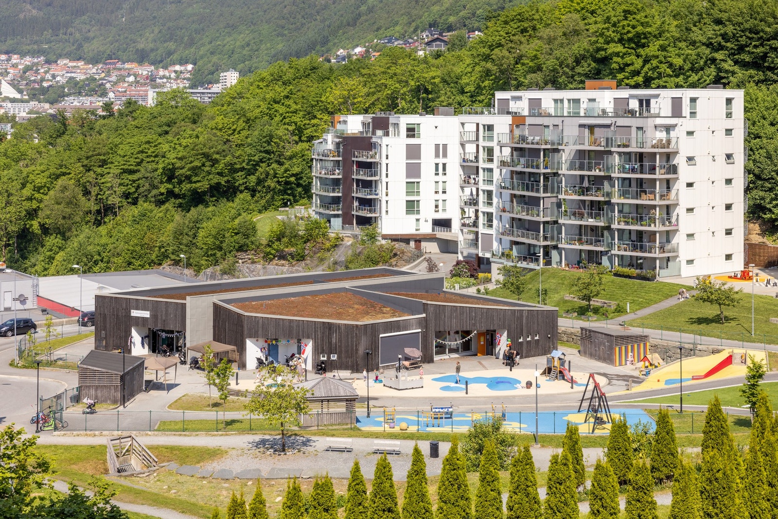 Bjerknesparken barnehage ligger like over veien. Galleribilde