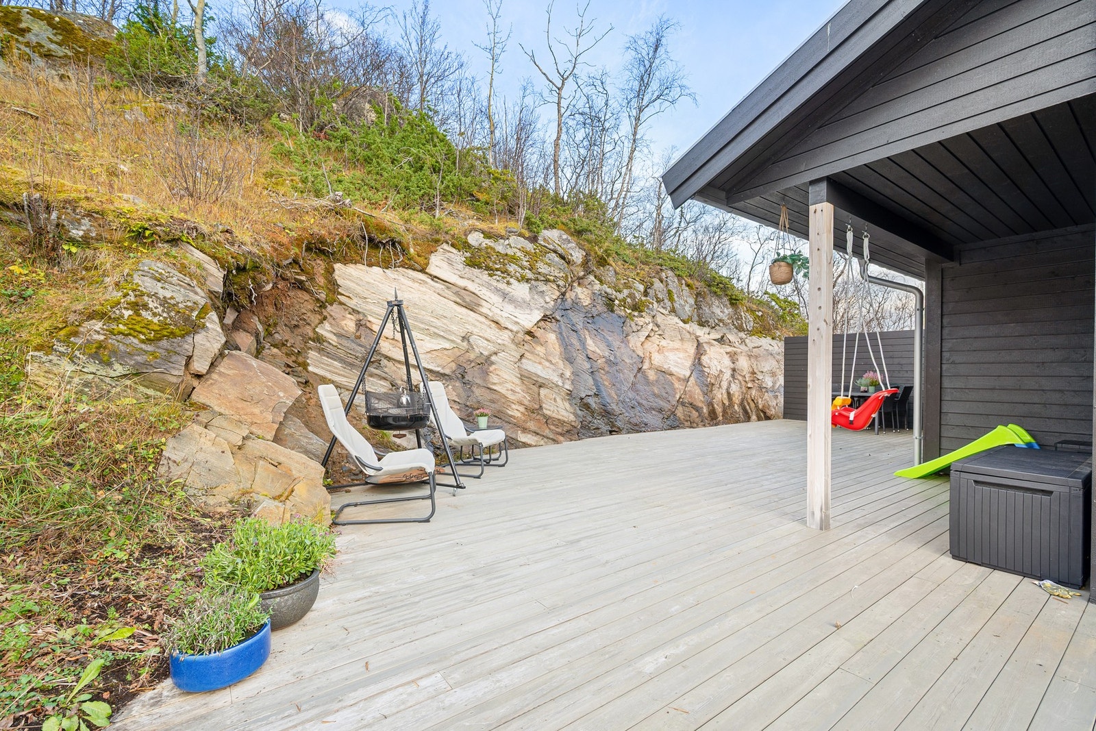 Usjenert på grensa til naturområde Galleribilde